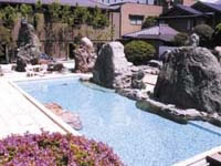 夏季はプールも楽しめる